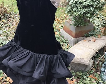 Vielen Dank, 1980er Jahre, für dieses trägerlose schwarze Samtkleid mit brillanten Strasssteinen.