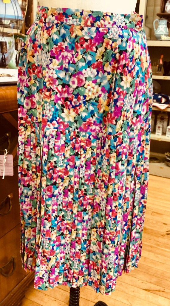 Albert Nipon brings you this silk suit with a sum… - image 6