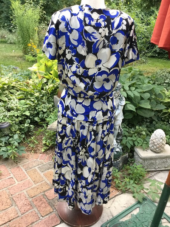 Vivid cobalt floral pattern on this silk two-piec… - image 3