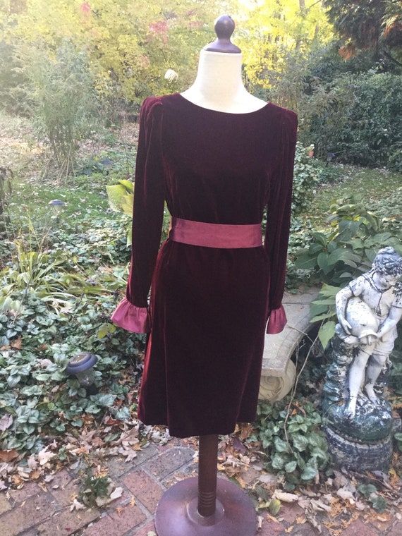 Velvet dress in garnet red--get the scoop on look… - image 1