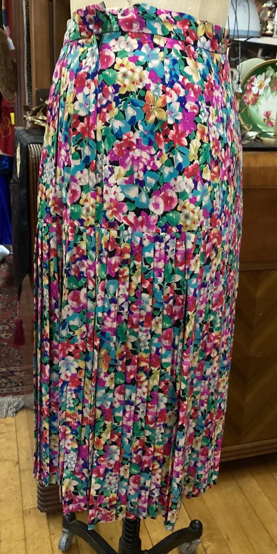 Albert Nipon brings you this silk suit with a sum… - image 7