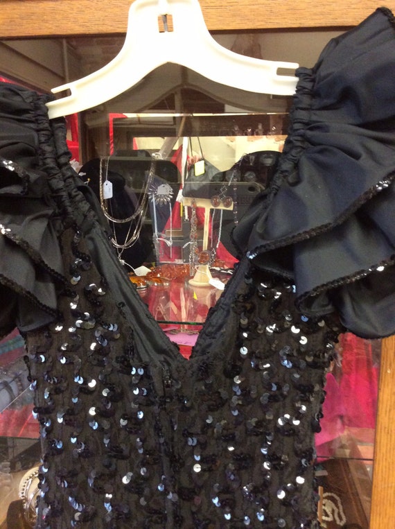 Black sequins and ruffles with a Spanish flair - image 4
