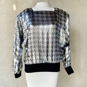 Vintage 1980s Metallic Houndstooth Blouse – Silver & Black Shimmer, Long Sleeve Pullover, Retro Preppy Top, Size S