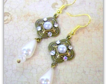 Pendientes medievales colgantes - Joyería renacentista Tudor antigua de oro, perlas y diamantes de imitación