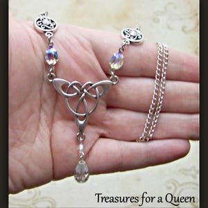 Puede incluir: Collar de plata con nudo celta, cuentas de cristal iridiscente y un colgante de cristal en forma de l&aacute;grima. El collar est&aacute; en una cadena de plata.