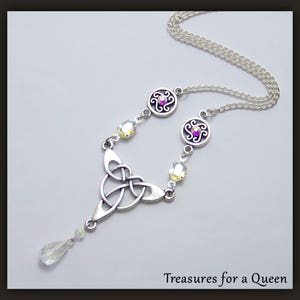 Puede incluir: Collar de plata con nudo celta, un colgante de cristal en forma de l&aacute;grima y detalles de cristal transparente. El collar presenta dos dijes circulares con dise&ntilde;os intrincados y un cristal morado en cada uno.