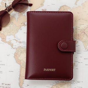 Porta-passaporte em couro legítimo | Carteira de viagem cor de vinho com compartimentos para cartões, fecho de pressão | Monograma opcional para homens e mulheres |