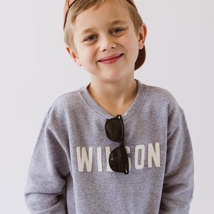 Sudadera personalizada para niños pequeños, con nombre personalizado, letras de fieltro, estilo jersey, atuendo preescolar, regalo de cumpleaños para niños