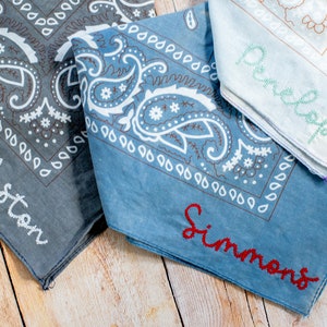 Gesticktes Bandana, sonnengebleichter Bandana-Schal, sonnenverwaschener Kopf, Kindernamens-Bandana, Baumwollschal, Bandana im Vintage-Stil Bild 2