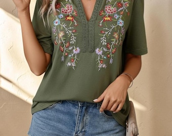 Top corto bohemio de manga corta con cuello en V y bordado floral, ideal para el verano.