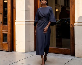 Vestido midi con mangas de kimono, estilo cruzado con cinturón, elegante y de corte holgado.