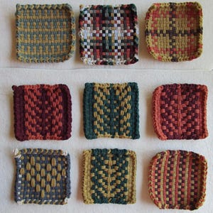 Handgemaakte pannenlap in aardetinten: herfstkleuren en rustiek dennenboomontwerp, geweven katoenen onderzetters