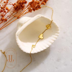 Colar com inicial lateral - Colar com letra personalizada - Letra minúscula - Colar com inicial minúscula - Colar com inicial de coração - Presentes para mães