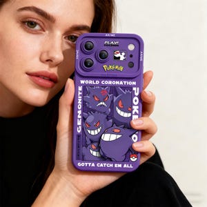 Puede incluir: Funda de teléfono morada con personajes de Pokémon. La funda tiene el texto "ANIME", "PLAY! POKEMON", "WORLD CORONATION" y "GOTTA CATCH EM ALL". La funda tiene un gráfico de dibujos animados de personajes de Pokémon.