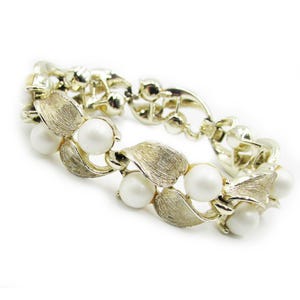 Pulsera Lisner con perlas de imitación y hojas en tono dorado cepillado