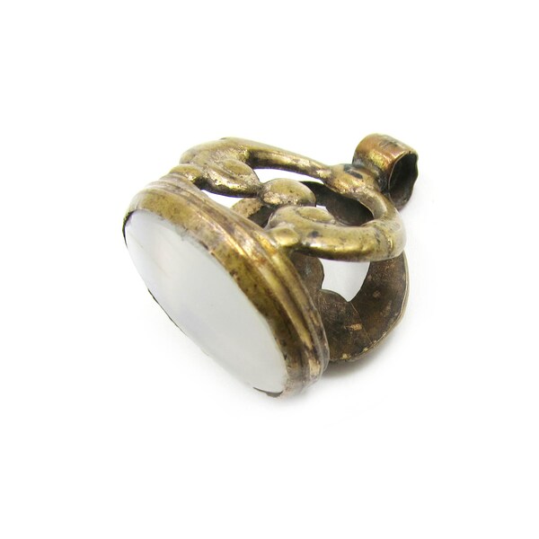 Reloj vintage de latón con piedra translúcida