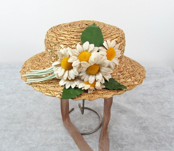 1940s Womans Straw Sailor Hat with fabric daisies