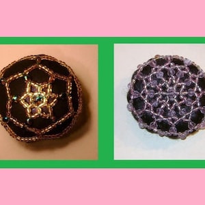 Könnte beinhalten: Zwei runde, perlenbesetzte Ornamente. Eines ist schwarz mit goldenen Perlen und einer grünen Mitte. Das andere ist schwarz mit violetten Perlen.