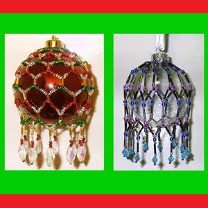 Peut inclure: Deux boules de Noël. L'une est une sphère rouge foncé avec un filet de perles rouges, vertes et blanches, et des perles de cristal pendantes. L'autre est une sphère transparente avec un filet de perles bleues, violettes et noires, avec des perles bleues pendantes.