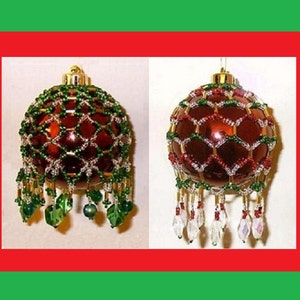 Pode incluir: Duas decorações de Natal. Cada enfeite é uma bola de vidro vermelha coberta por uma rede de contas. A rede é feita de contas douradas, verdes e vermelhas. Contas verdes em forma de folha e contas de cristal transparente pendem da parte inferior.