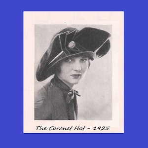 Op de afbeelding: Een zwarte fluwelen hoed met een brede rand en een decoratieve knoop. De hoed is schuin op het hoofd gezet en de vrouw die hem draagt heeft een serieuze uitdrukking. De tekst "The Coronet Hat - 1925" is onder de afbeelding gedrukt.