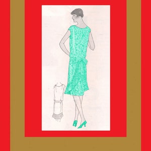 Può includere: Illustrazione di un tutorial di cucito vintage. L'immagine principale mostra una donna in un vestito verde fantasia con fiocco e frange. Il testo in alto recita "Draping a Youthful Magic Frock - 1928". Il testo in basso dice "Dressmaking Tutorial".