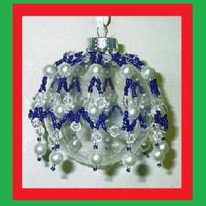 Peut inclure: Boule de Noël en verre transparent décorée de perles bleues, de cristaux transparents et de fausses perles. L'ornement a un capuchon en métal argenté et un ruban blanc pour l'accrocher. Le design présente des motifs perlés et des accents de perles pendantes.