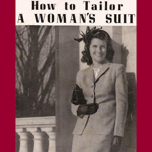 Può includere: Immagine in bianco e nero con il testo "How to Tailor A WOMAN'S SUIT". Una donna indossa un tailleur chiaro con gonna abbinata, cappello scuro e guanti. Tiene in mano una piccola borsa nera.