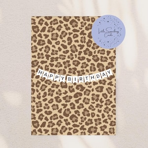 Cartão de aniversário dobrado com estampa de leopardo