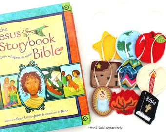Op de afbeelding: Een kleurrijke viltverhalenset met een boek getiteld "The Jesus Storybook Bible" en 10 viltversieringen die scènes uit de Bijbel voorstellen. De versieringen omvatten een ster, een wereldbol, een appel, een kribbe, een kaars, een brandende struik, een Bijbel en meer.