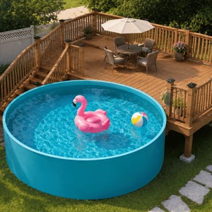 Op de afbeelding: Een rond, felblauw bovengronds zwembad staat in een grasveld naast een houten terras. In het zwembad drijven een roze opblaasbare flamingo en een veelkleurige strandbal op het water. Het terras is voorzien van een tafel en stoelen.