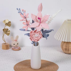 Rosa Häkelblumenstrauß, Häkelblumen mit Vase, Strickblumen, Häkelgeschenk, handgemachte Geschenke, Geschenk für Mama, Hochzeitsgeschenke, Geschenk