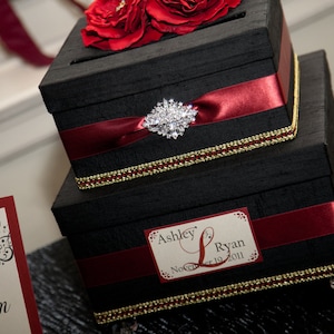Rote und schwarze Kartenbox, Vintage Hochzeitskartenbox, Geldhalter, Kartenhalter, Kartenbox mit Verschluss, Schachtel für Karten, Behälter für Karten, Custom
