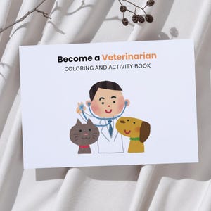 Könnte beinhalten: Ein weißes Mal- und Aktivitätsbuch mit dem Titel "Become a Veterinarian". Das Cover zeigt einen Tierarzt mit Stethoskop, eine graue Katze und einen gelben Hund. Das Buch liegt auf einer weißen, strukturierten Oberfläche.