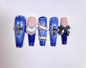 Uñas postizas vaqueras Y2K: Arte de uñas 3D con corazones cromados, brillo y perlas