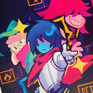 Puede incluir: Tres impresiones artísticas de color azul oscuro con una colorida ilustración de personajes de videojuegos. La obra de arte incluye un personaje de pelo azul señalando y un personaje de pelo rosa con una amplia sonrisa.