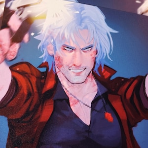 Peut inclure: Plusieurs tirages d'art représentant un personnage masculin aux cheveux blancs, une veste rouge et une chemise noire. Le personnage affiche une expression confiante et tient une arme. L'œuvre d'art présente une pose dynamique et un style détaillé.