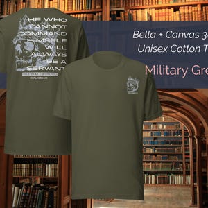 K&ouml;nnte beinhalten: Milit&auml;rgr&uuml;nes Unisex-Baumwoll-T-Shirt. Auf der Vorderseite des Shirts befindet sich eine kleine wei&szlig;e Grafik eines Sch&auml;dels mit Krone. Auf der R&uuml;ckseite des Shirts befindet sich eine gr&ouml;&szlig;ere wei&szlig;e Grafik eines Sch&auml;dels mit Krone und dem Text "HE WHO CANNOT COMMAND HIMSELF WILL ALWAYS BE A SERVANT".