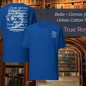 K&ouml;nnte beinhalten: K&ouml;nigsblaues Unisex-Baumwoll-T-Shirt. Auf der R&uuml;ckseite des Shirts befindet sich eine wei&szlig;e Grafik eines Sch&auml;dels mit Krone und dem Text "HE WHO CANNOT COMMAND HIMSELF WILL ALWAYS BE A SERVANT". Auf der Vorderseite des Shirts befindet sich eine kleinere Version der Grafik.