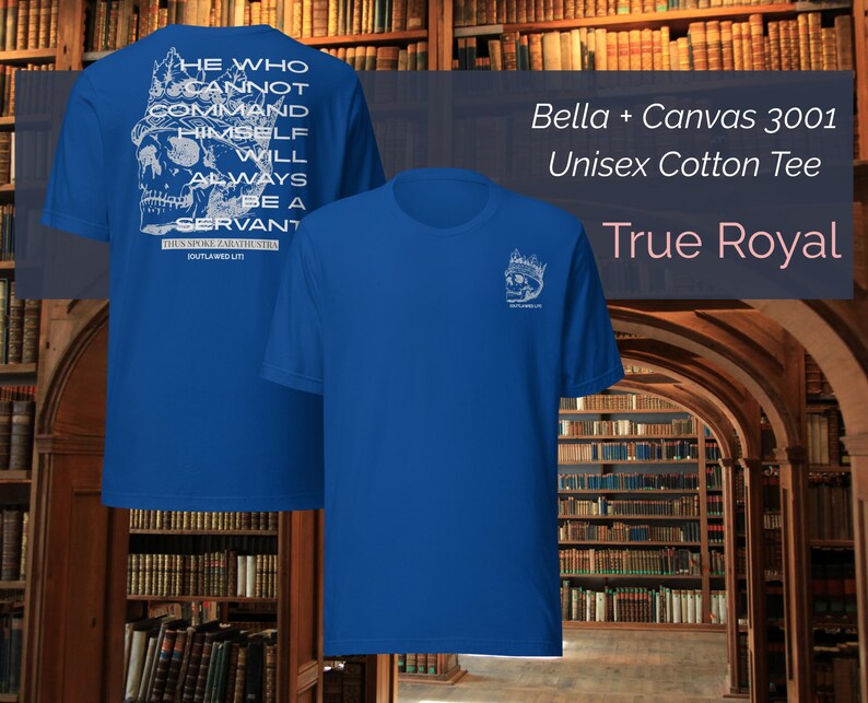 K&ouml;nnte beinhalten: K&ouml;nigsblaues Unisex-Baumwoll-T-Shirt. Auf der R&uuml;ckseite des Shirts befindet sich eine wei&szlig;e Grafik eines Sch&auml;dels mit Krone und dem Text "HE WHO CANNOT COMMAND HIMSELF WILL ALWAYS BE A SERVANT". Auf der Vorderseite des Shirts befindet sich eine kleinere Version der Grafik.