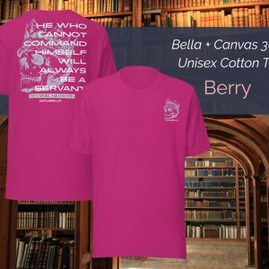 K&ouml;nnte beinhalten: Beerenfarbenes Unisex-Baumwoll-T-Shirt. Auf der R&uuml;ckseite des Shirts befindet sich eine wei&szlig;e Grafik eines Sch&auml;dels mit Krone und dem Text "HE WHO CANNOT COMMAND HIMSELF WILL ALWAYS BE A SERVANT". Auf der Vorderseite des Shirts befindet sich eine kleinere Version der Grafik.