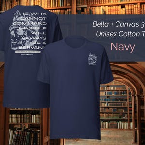 K&ouml;nnte beinhalten: Marineblaues Unisex-Baumwoll-T-Shirt mit einem Totenkopf-Motiv mit Krone. Auf der R&uuml;ckseite befindet sich ein gr&ouml;&szlig;erer Totenkopf mit dem Text: &bdquo;Wer sich selbst nicht beherrschen kann, wird immer ein Diener sein.&ldquo; Von Bella + Canvas.
