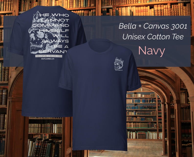 K&ouml;nnte beinhalten: Marineblaues Unisex-Baumwoll-T-Shirt mit einem Totenkopf-Motiv mit Krone. Auf der R&uuml;ckseite befindet sich ein gr&ouml;&szlig;erer Totenkopf mit dem Text: &bdquo;Wer sich selbst nicht beherrschen kann, wird immer ein Diener sein.&ldquo; Von Bella + Canvas.