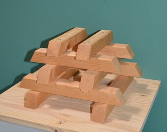 Soporte de exhibición rústico de madera de dos niveles para plantas, decoración o cualquier objeto que desee realzar, de Cog and Circuit