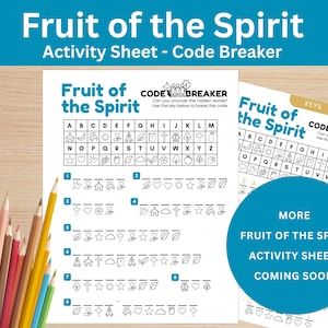 Può includere: Due fogli di attività intitolati "Frutto dello Spirito" con un tema di decifrazione di codici. I fogli presentano una chiave con lettere e simboli e una serie di frasi codificate. Un fascio di matite colorate è visibile.