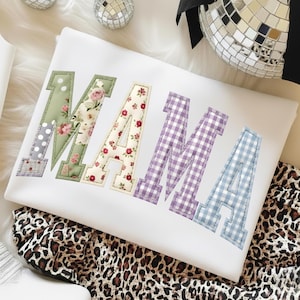 Peut inclure: Une tasse en céramique blanche avec une anse noire et le texte "But First, Coffee" en gras noir. La tasse est posée sur un fond flou. La tasse mesure environ 10 cm de hauteur.