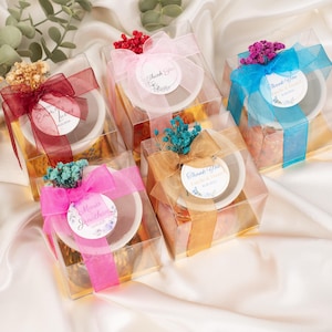 Pode incluir: Um conjunto de três abóboras de cerâmica em vários tamanhos e cores outonais: laranja, creme e castanho. Cada abóbora tem uma superfície texturizada e um pequeno caule curvo. Perfeito para decoração de outono.