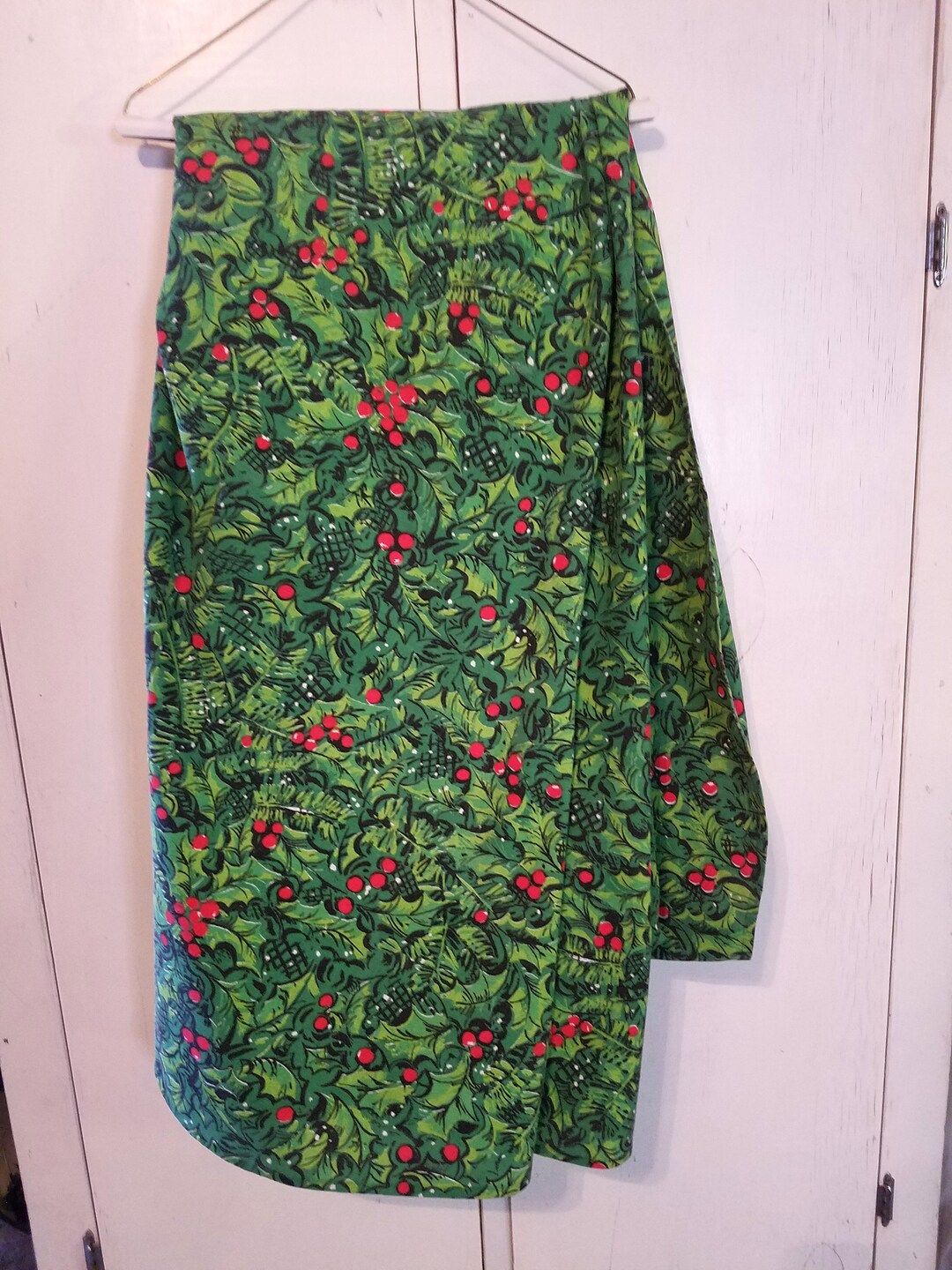 Large Christmas Tablecloth Holly Leaves & Berries Oval Shaped Etsy