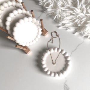 Stone Powder Jewelry Display Stand, Minimalist Beaded Edge Organizer Tray, Modern Jewelry Holder, Elegant Ring and Necklace Display