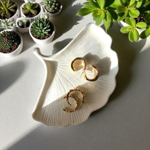 Handmade Ginkgo Leaf Jewelry Tray – Stone Powder Trinket Dish – Minimalist Ring Holder Plate – Botanical Decor Gift for Her, Home Decor